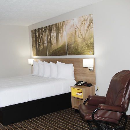 Days Inn By Wyndham Forest Eksteriør bilde