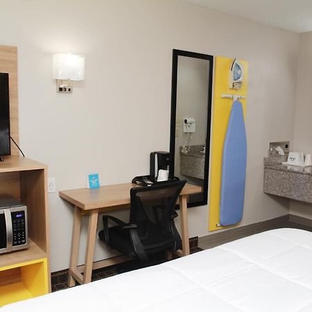Days Inn By Wyndham Forest Eksteriør bilde