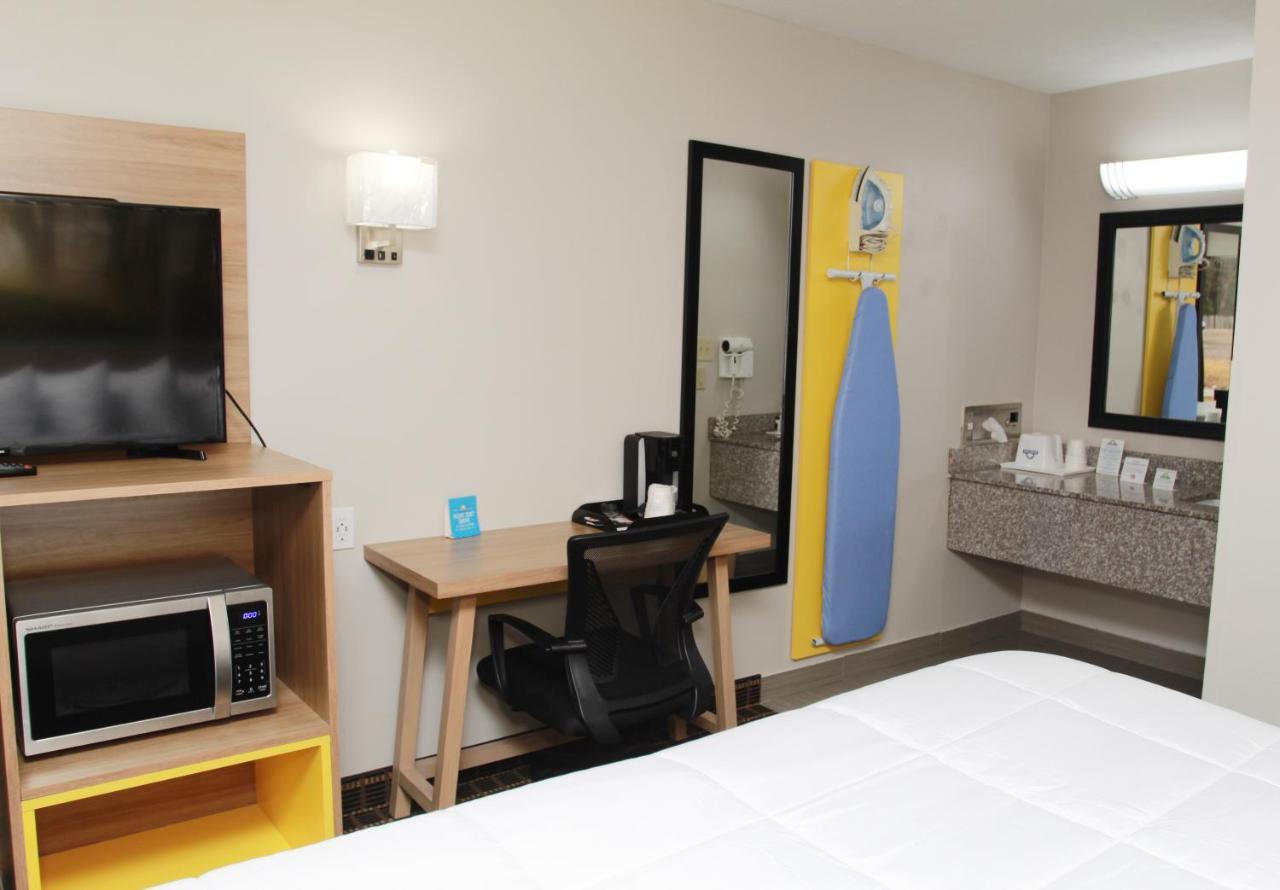 Days Inn By Wyndham Forest Eksteriør bilde