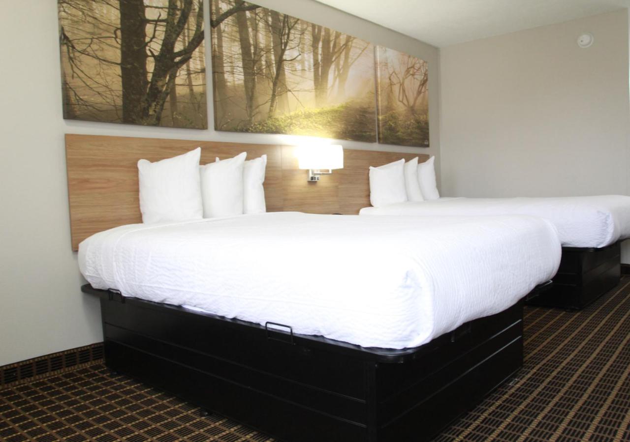 Days Inn By Wyndham Forest Eksteriør bilde