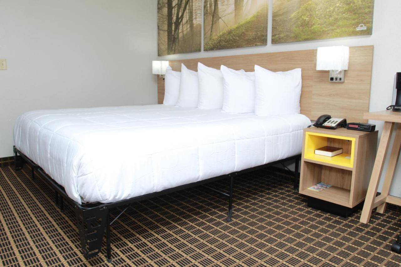 Days Inn By Wyndham Forest Eksteriør bilde
